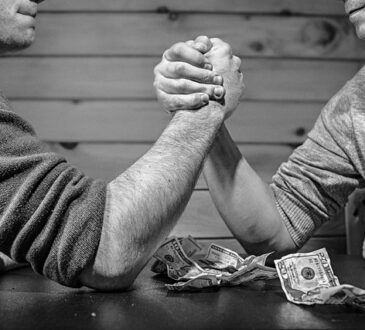Cp7Skx.arm-wrestling-567950-640